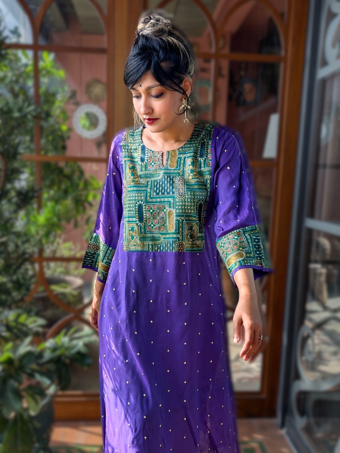 Woman in purple Utsav cupro silk kurta with emerald green embroidered yoke and cuffs, gold buti and emerald green pants – photo 5 – Tura Turi