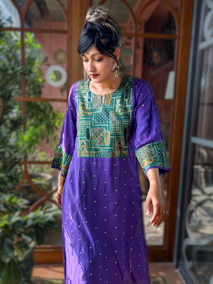 Woman in purple Utsav cupro silk kurta with emerald green embroidered yoke and cuffs, gold buti and emerald green pants – photo 5 – Tura Turi