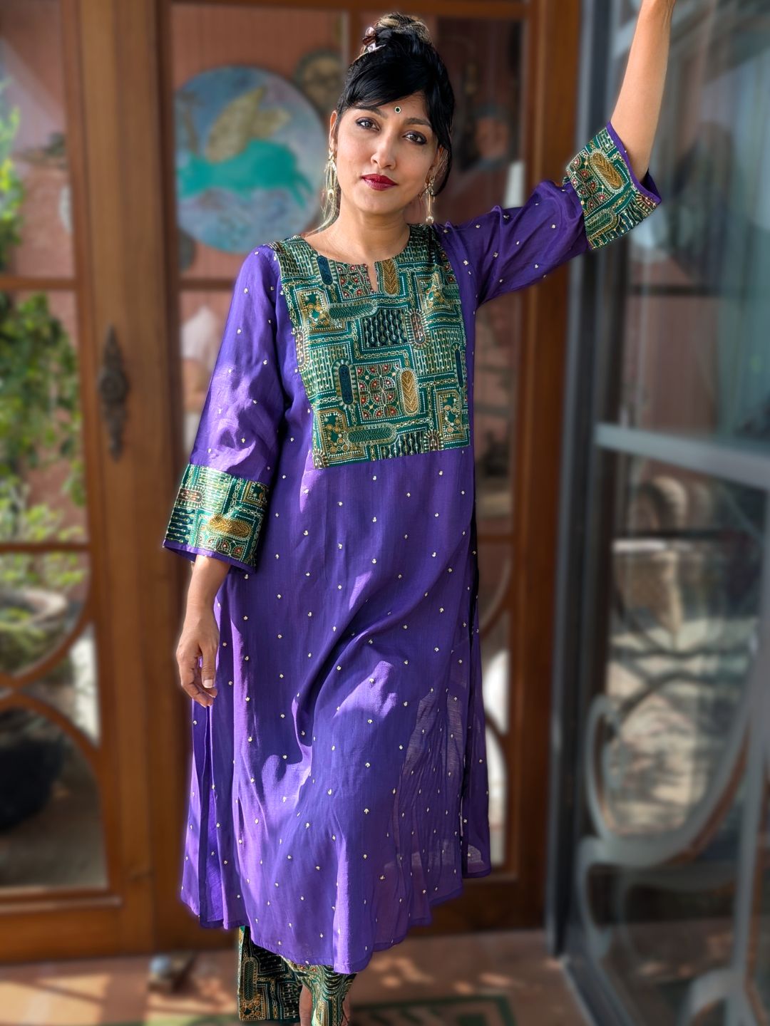Woman in purple Utsav cupro silk kurta with emerald green embroidered yoke and cuffs, gold buti and emerald green pants – photo 6 – Tura Turi