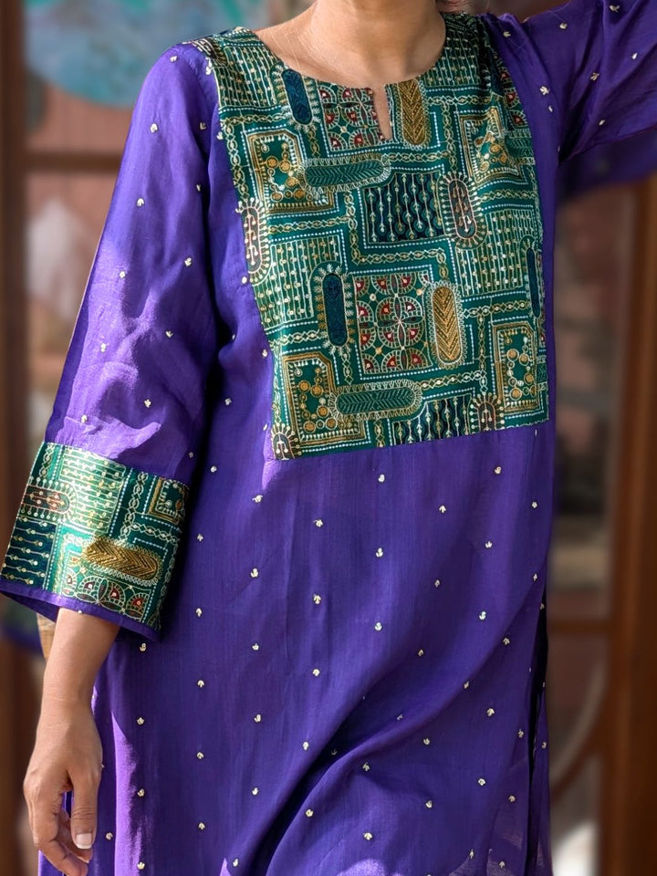 Woman in purple Utsav cupro silk kurta with emerald green embroidered yoke and cuffs, gold buti and emerald green pants – photo 2 – Tura Turi