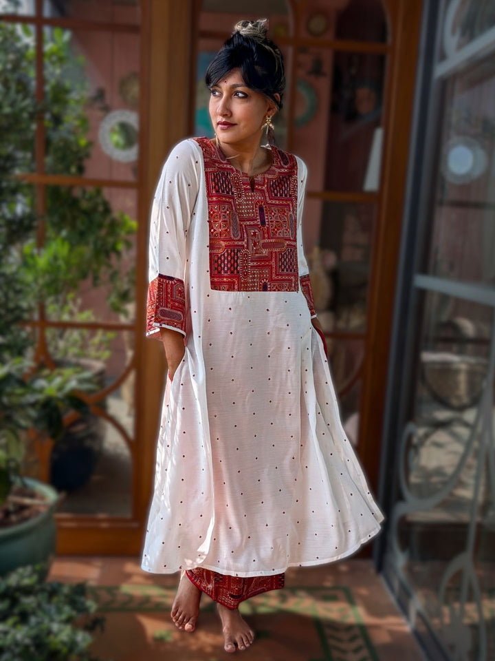 Woman in off-white Utsav cupro silk kurta with maroon embroidered yoke and cuffs, maroon buti and maroon embroidered pants – photo 3 – Tura Turi