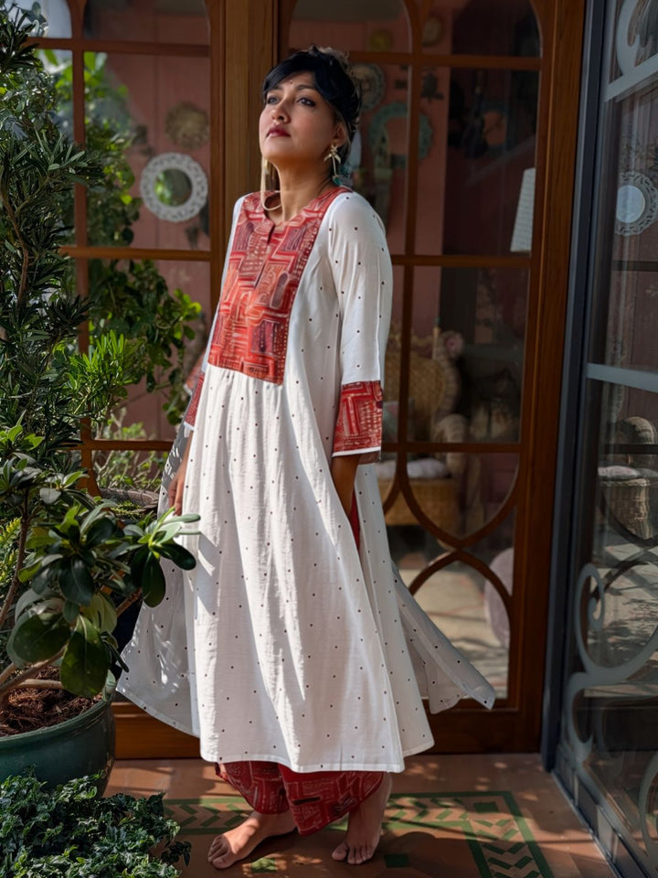 Woman in off-white Utsav cupro silk kurta with maroon embroidered yoke and cuffs, maroon buti and maroon embroidered pants – photo 6 – Tura Turi