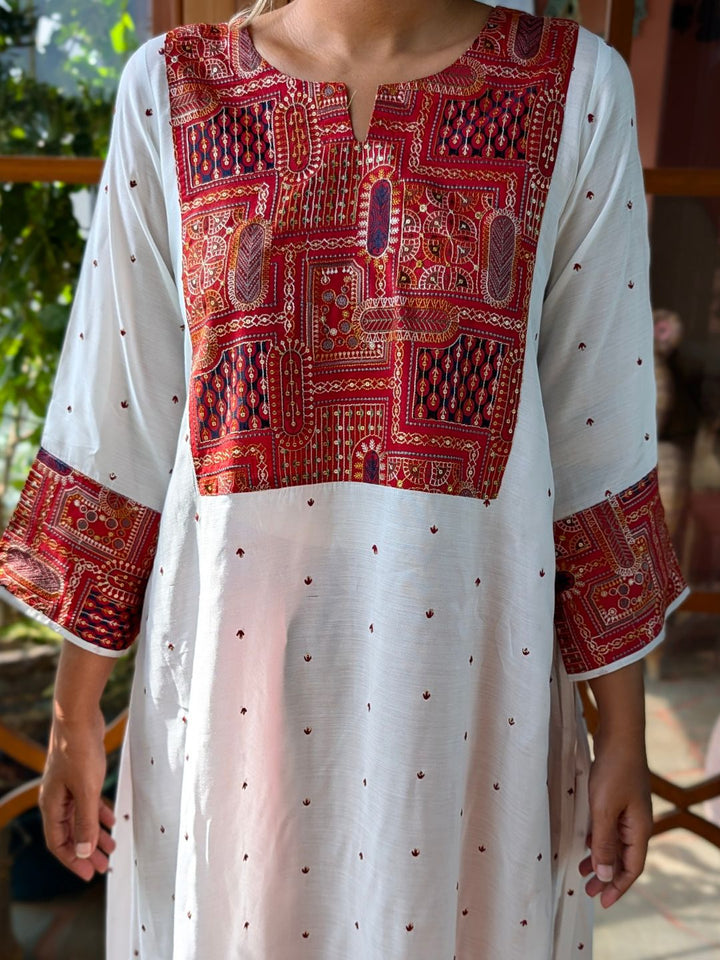 Woman in off-white Utsav cupro silk kurta with maroon embroidered yoke and cuffs, maroon buti and maroon embroidered pants – photo 2 – Tura Turi