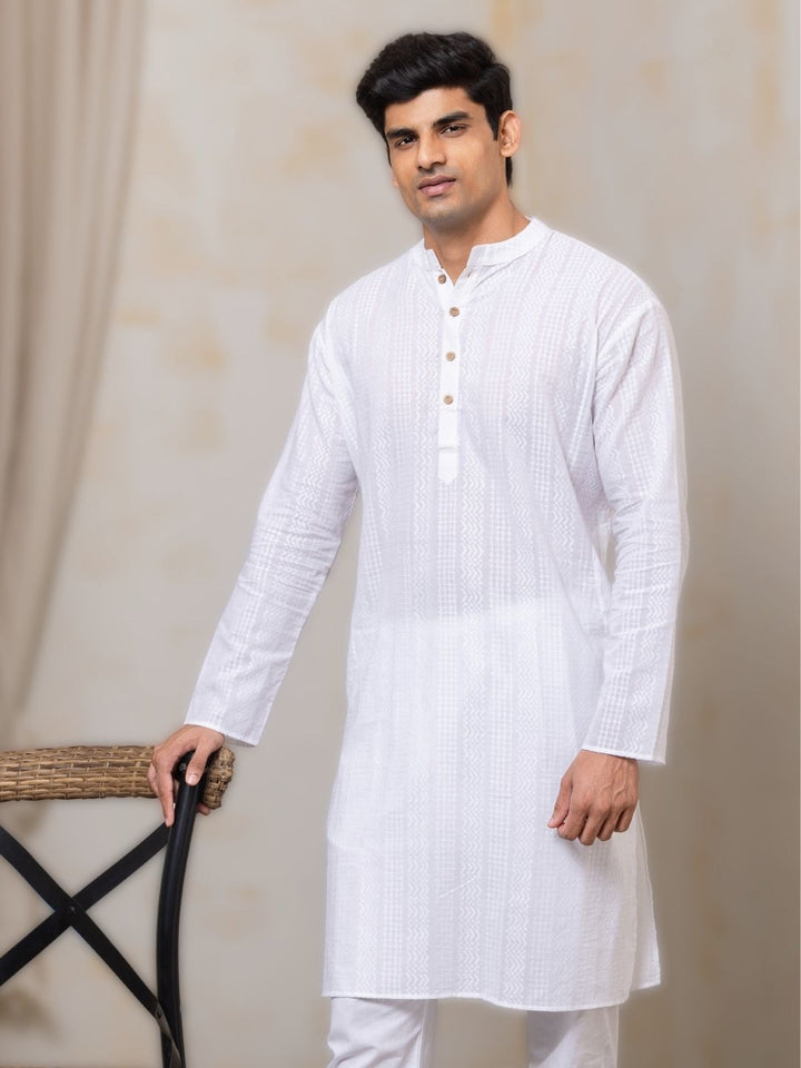 Man wearing plain white self-design cotton festive kurta by Tura Turi