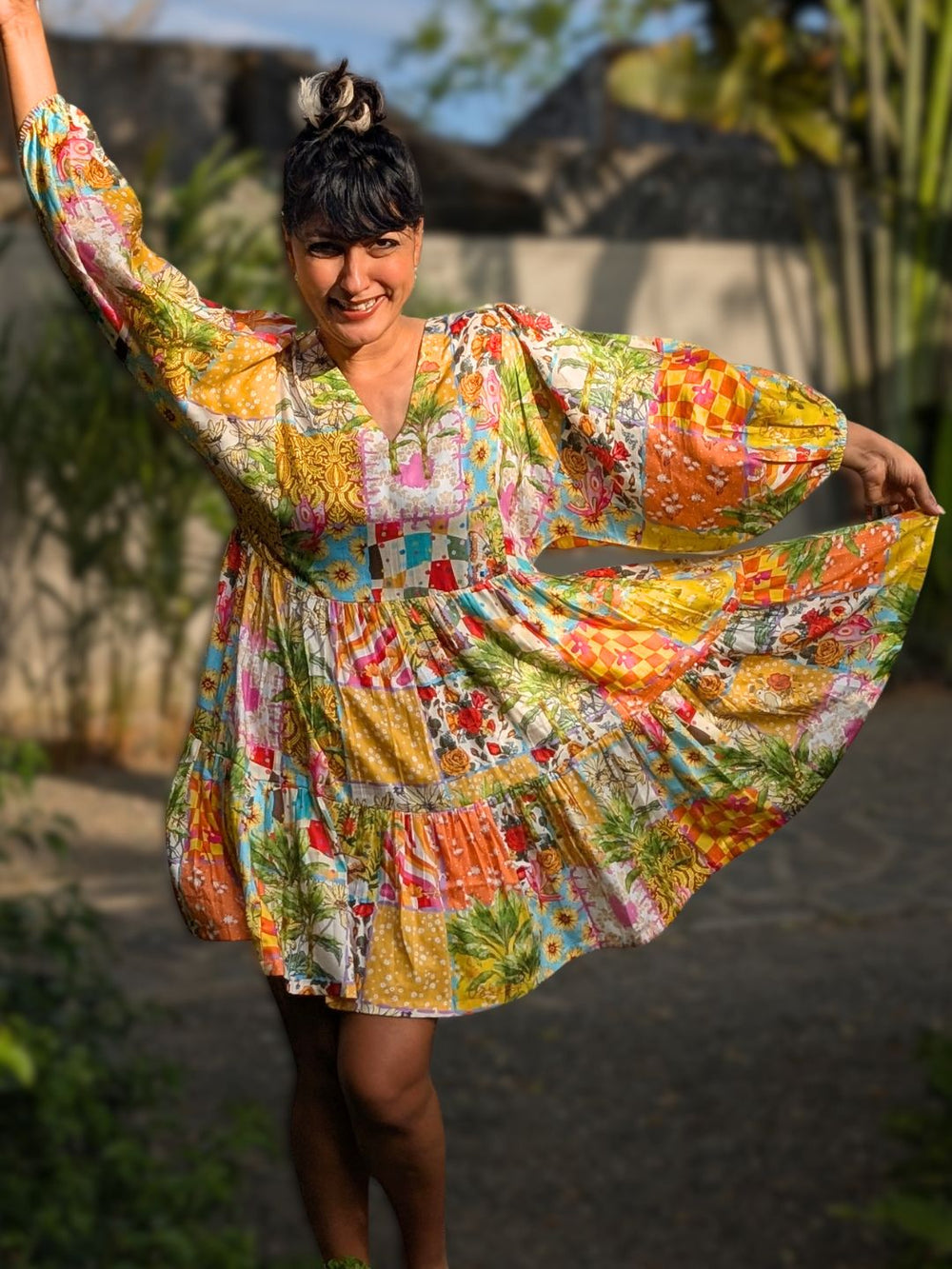 Fun summer dress for women in breathable cotton with V-neck and dramatic sleeves