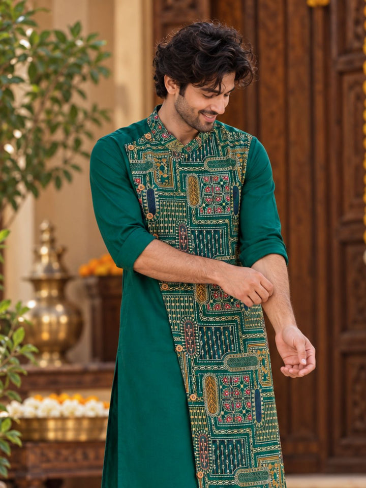 Emerald green Utsav cupro silk kurta with Mandarin collar, asymmetrical buttoned crossover front and wide multicolour embroidered panel – photo 7 – Tura Turi