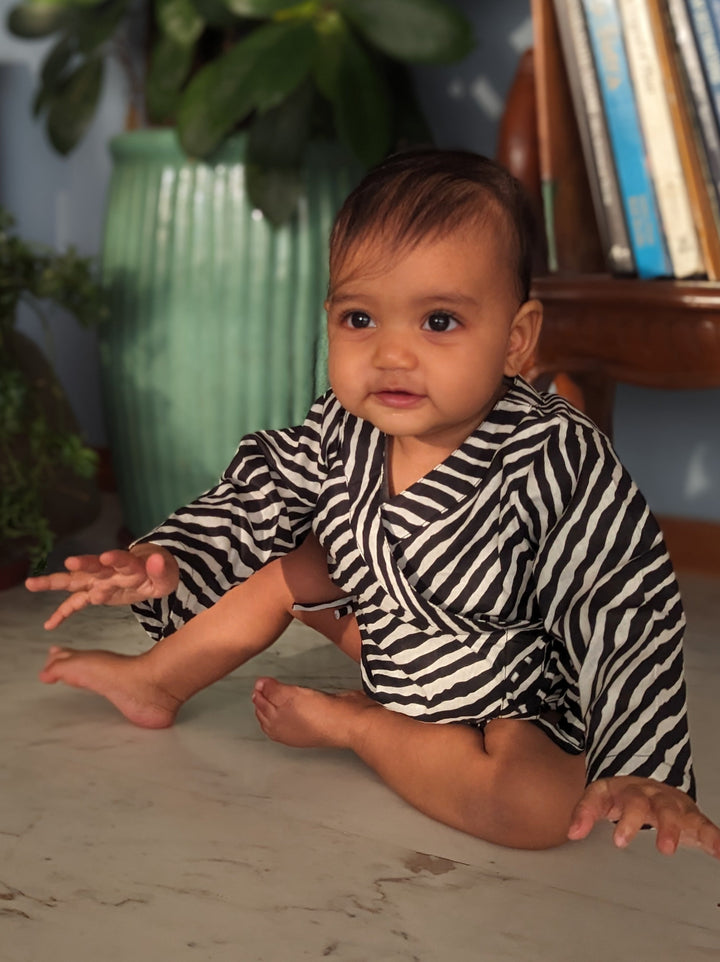 Leheriya black cotton muslin baby angrakha jhabla for newborns – Tura Turi