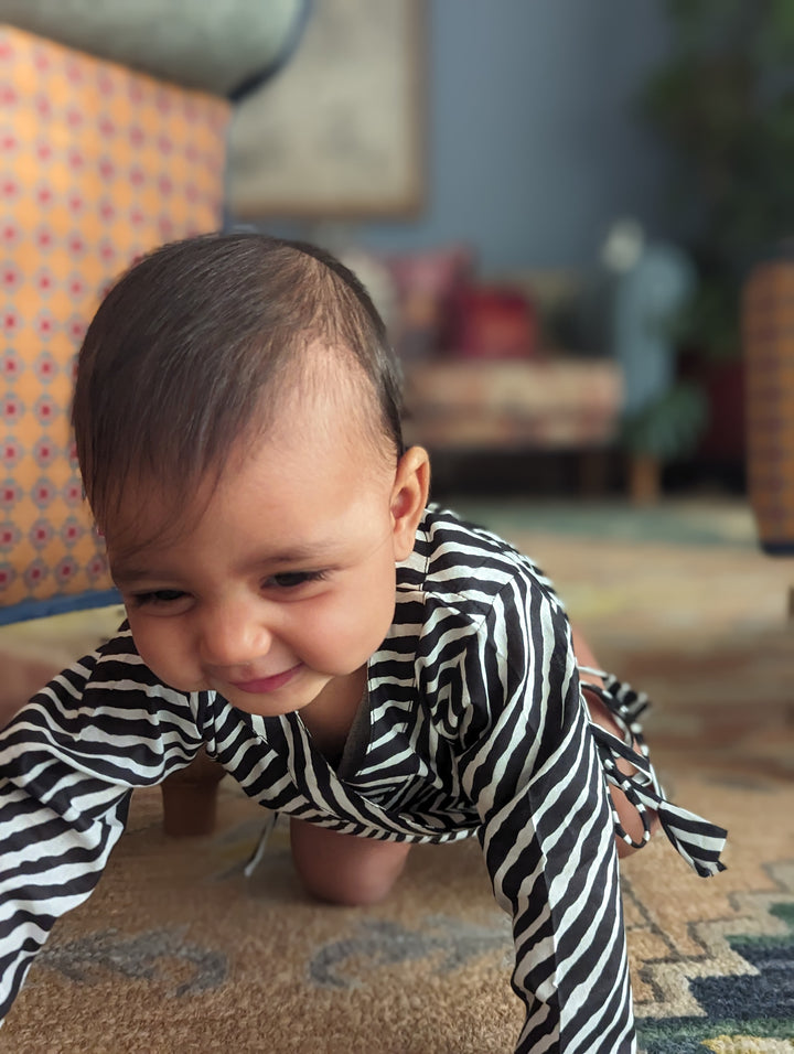 Leheriya black cotton muslin baby angrakha jhabla for newborns – Tura Turi